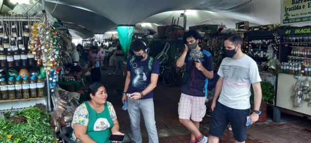 Vendedora cantarolando